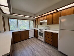 3041 SE Timberlake Dr in Hillsboro, OR - Building Photo - Building Photo