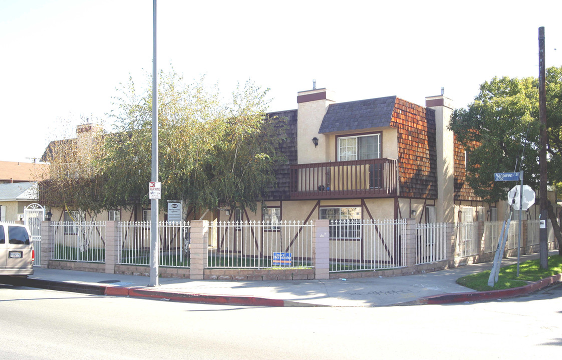 12762 Vanowen St in North Hollywood, CA - Building Photo