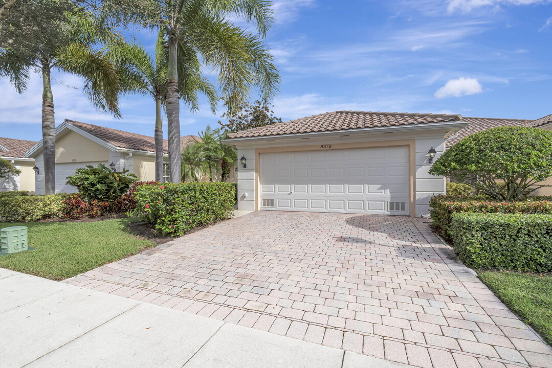 8379 St Johns Ct in Wellington, FL - Building Photo