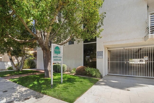 4262 Lindblade Drive, in Los Angeles, CA - Foto de edificio - Building Photo