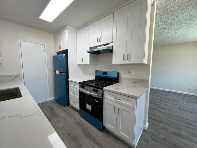 13423 Burbank Blvd in Los Angeles, CA - Building Photo - Building Photo