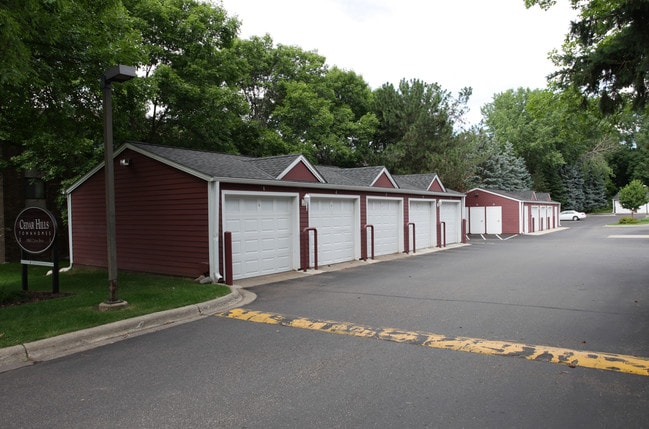 Cedar Hills Townhomes in Minnetonka, MN - Building Photo - Building Photo