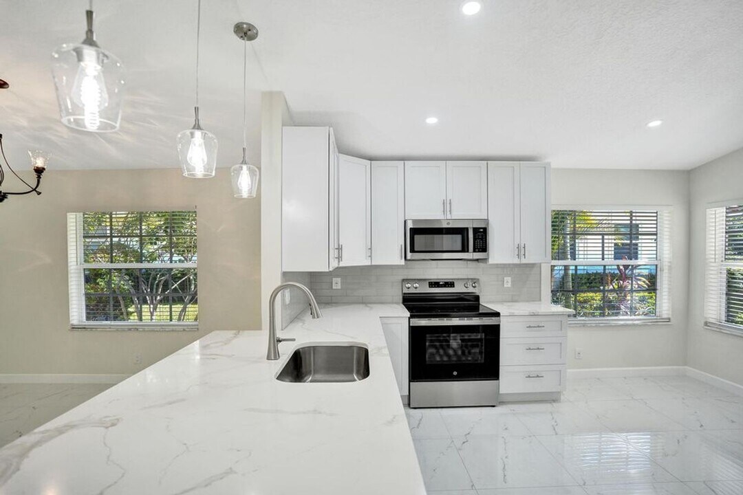 5033 S La Sedona Cir in Delray Beach, FL - Building Photo