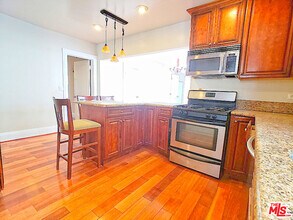 205 N New Hampshire Ave in Los Angeles, CA - Building Photo - Building Photo