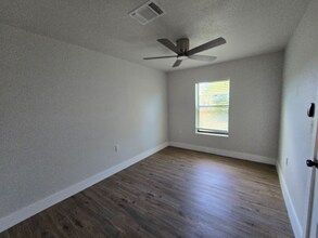 607 E 12th St in Flatonia, TX - Building Photo - Building Photo