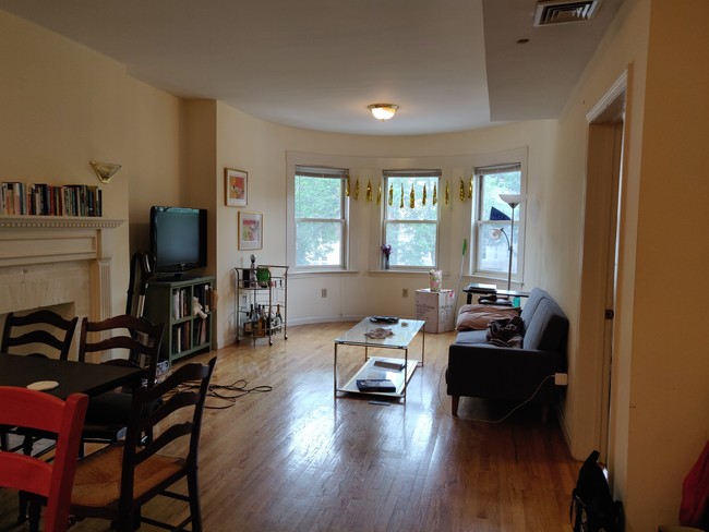 1404 Beacon St, Unit 2 in Brookline, MA - Building Photo - Building Photo