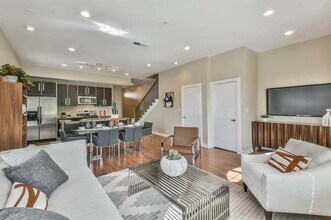 806 Jackson Hill St in Houston, TX - Foto de edificio - Building Photo