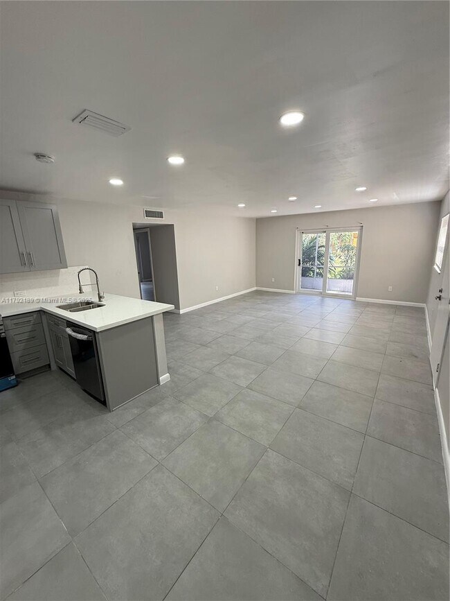 4111 Stirling Rd, Unit 109 in Davie, FL - Building Photo - Building Photo