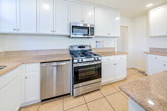 2943 Walton Ave, Unit 2943-1 in Los Angeles, CA - Building Photo - Building Photo