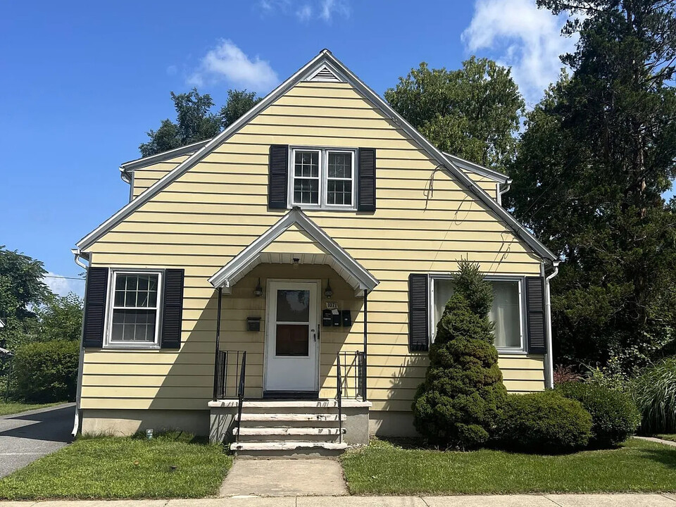 1071 Van Velsen St, Unit 2 in Schenectady, NY - Foto de edificio