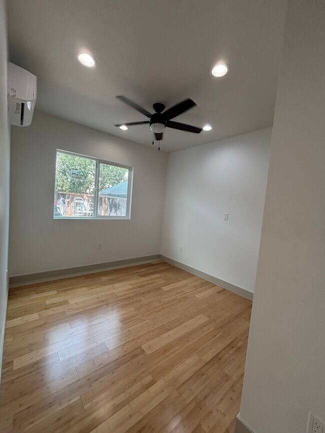 2037 St Salazar Cir in Modesto, CA - Foto de edificio - Building Photo