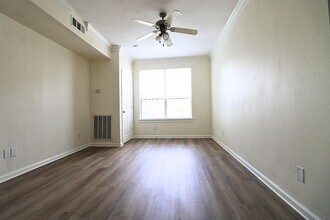 6611 W Sam Houston Pkwy S in Houston, TX - Foto de edificio - Building Photo