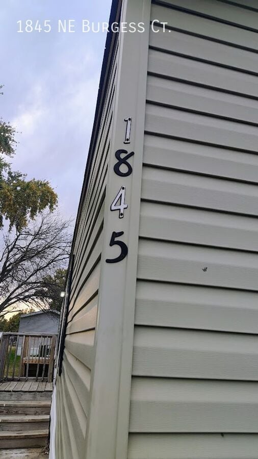 1845 NE Burgess Ct in Topeka, KS - Building Photo - Building Photo