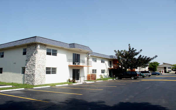 Courtyards Of Hialeah in Hialeah, FL - Foto de edificio