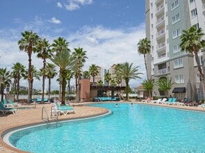 7389 Universal Blvd, Unit 303 in Orlando, FL - Foto de edificio - Building Photo