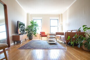 434 W Roscoe St, Unit 2A in Chicago, IL - Building Photo