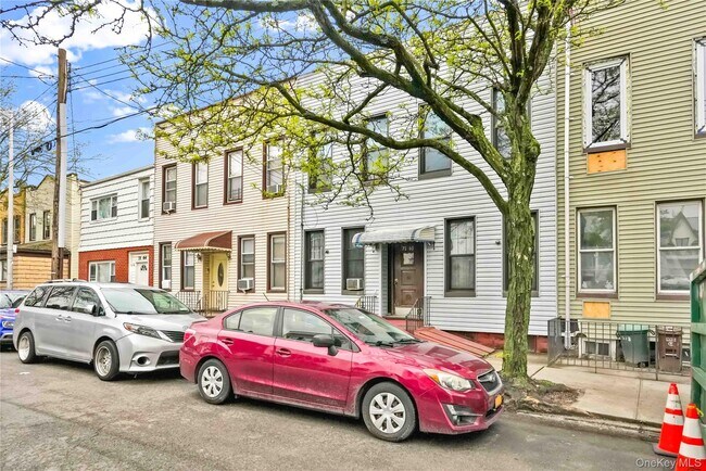 71-60 69th Pl in Queens, NY - Building Photo - Building Photo