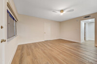 350 E Desert Inn Rd, Unit A202 in Las Vegas, NV - Building Photo - Building Photo