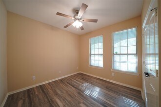 5 Knotty Wood Ct in Conroe, TX - Foto de edificio - Building Photo