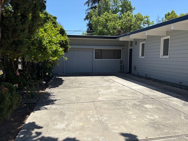 14 Roosevelt Cir in Palo Alto, CA - Building Photo - Building Photo