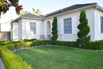 910 E Maple Ave in Orange, CA - Building Photo - Building Photo