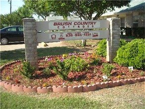 500 Cross Creek in Dilley, TX - Building Photo - Building Photo