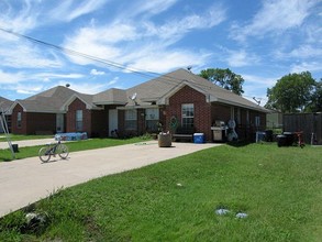 200 W Lamar St in Palmer, TX - Building Photo - Building Photo