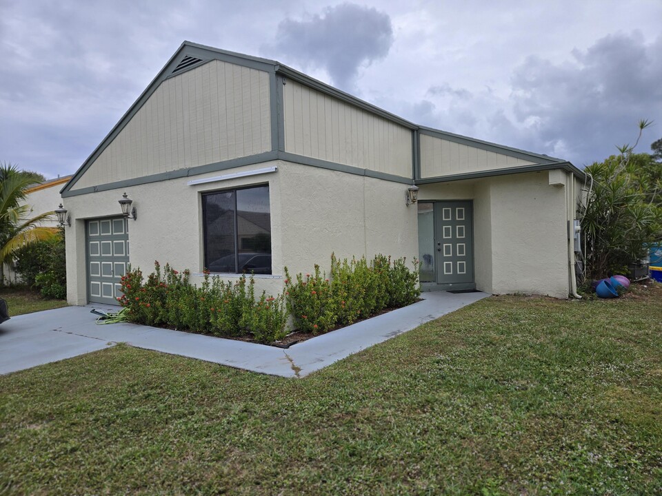 20 Hastings Ln in Boynton Beach, FL - Building Photo