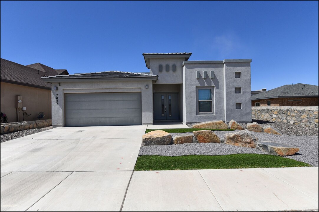 7825 Enchanted Range in El Paso, TX - Building Photo