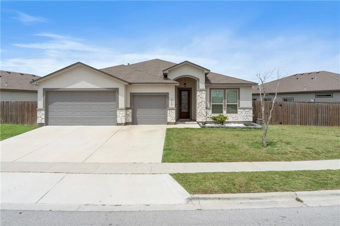 7702 Dove Holw Dr in Corpus Christi, TX - Building Photo