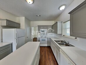 1801 Wolf Creek Dr in Arlington, TX - Building Photo - Building Photo