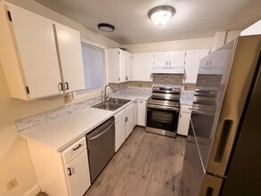 8024 N Bicentennial Loop SE, Unit 2 in Lacey, WA - Foto de edificio - Building Photo