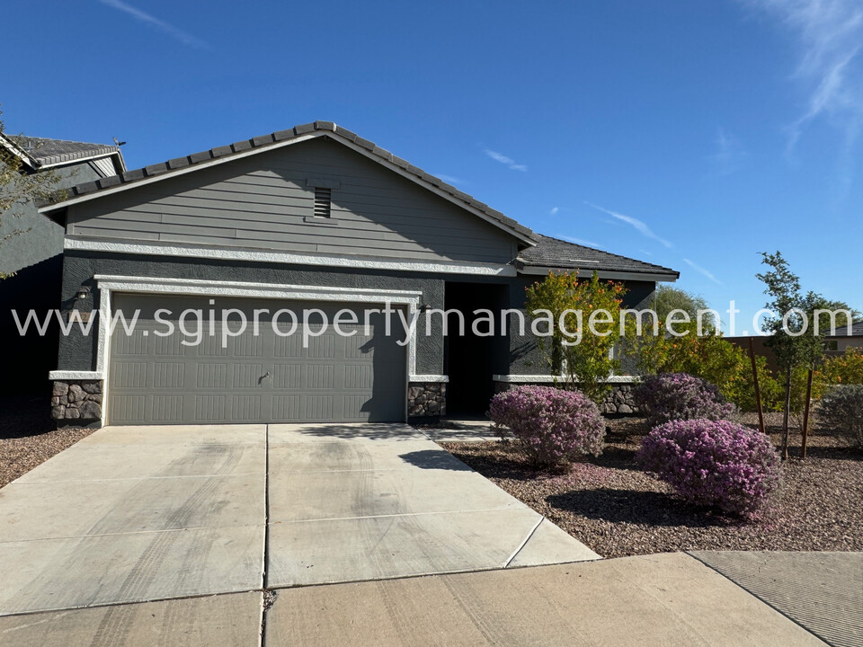 332 S Borromeo Dr in Casa Grande, AZ - Foto de edificio