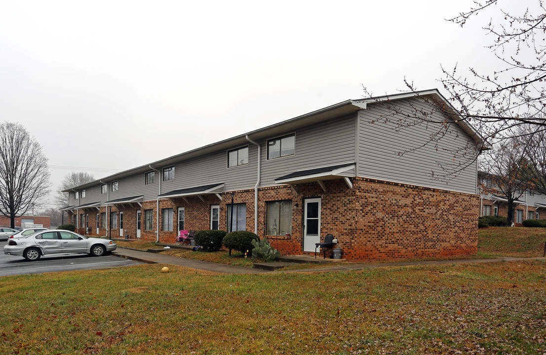Jefferson Village Apartments in Monroe, NC - Foto de edificio