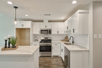 1014 Graham Dr in Tomball, TX - Building Photo - Building Photo