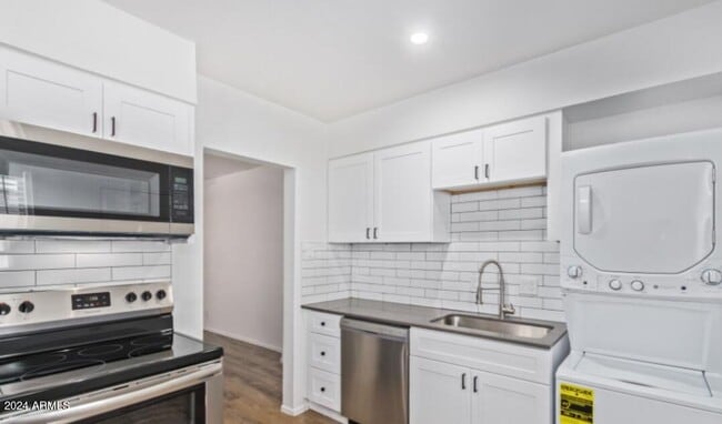 property at 1505 E Oak St
