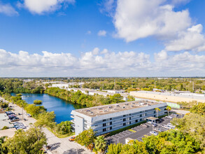 Lakeside at Biscayne Gardens in North Miami, FL - Foto de edificio - Building Photo