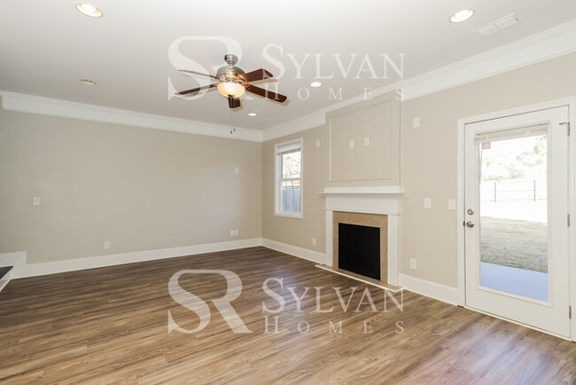 6231 Stonelake Dr SW in Atlanta, GA - Foto de edificio - Building Photo