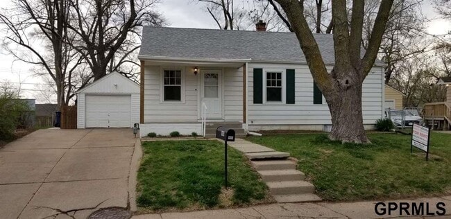 906 McLaughlin Cir in Bellevue, NE - Building Photo - Building Photo