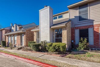 9393 Westwood Village Dr in Houston, TX - Building Photo - Building Photo