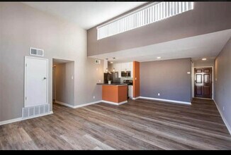 5700 Etiwanda Ave, Unit 261 in Tarzana, CA - Building Photo - Building Photo