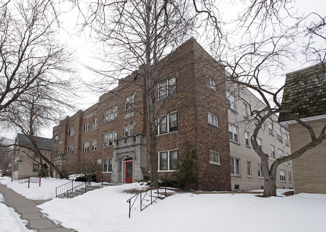 River Court Apartments in Milwaukee, WI - Building Photo - Building Photo