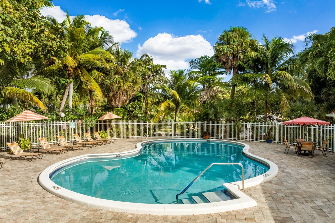 Sabal Pointe Apartments in Palm Springs, FL - Building Photo