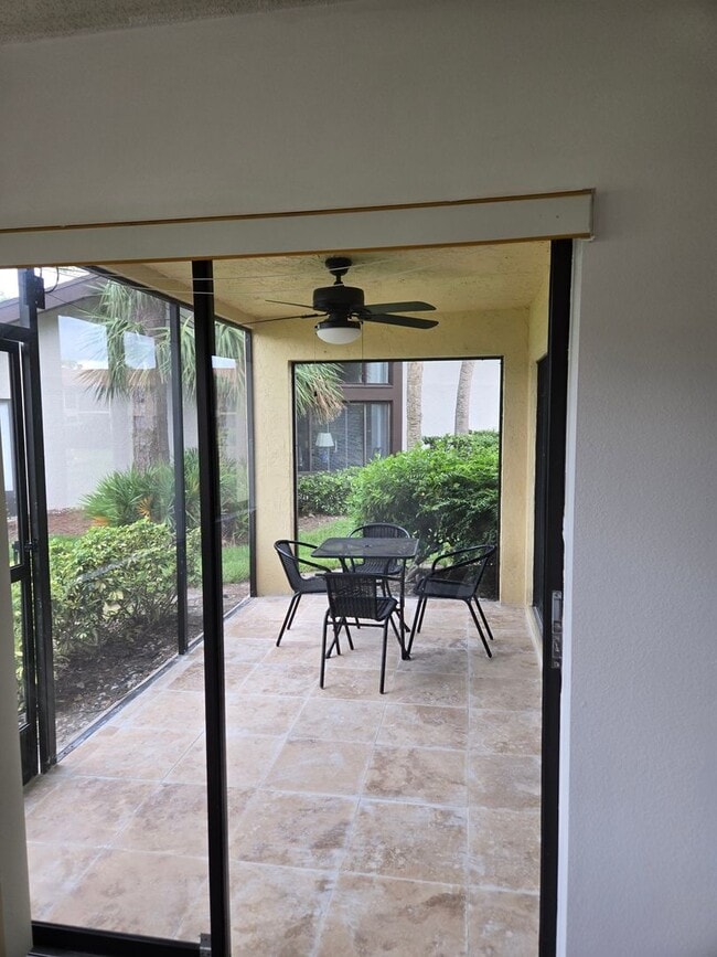 5196 Lake Village Dr in Sarasota, FL - Building Photo - Building Photo