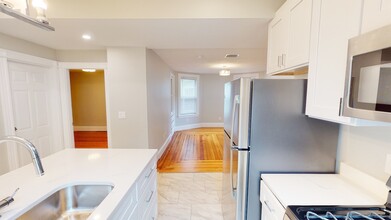 267 E Cottage St, Unit 1 in Boston, MA - Foto de edificio - Building Photo