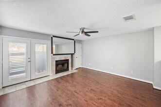 1712 Baird Farm Cir in Arlington, TX - Foto de edificio - Building Photo