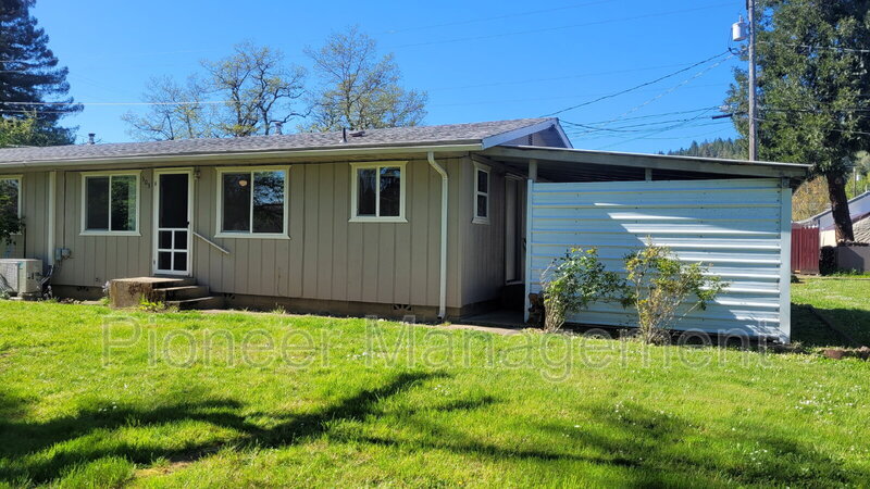 303 E 1st Ave in Sutherlin, OR - Building Photo