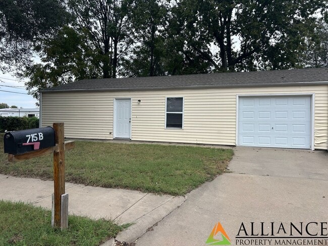 715 S 9th St in Manhattan, KS - Building Photo - Building Photo