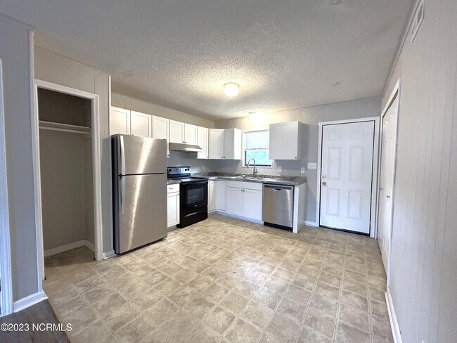102 Ravenwood Dr-Unit -D in Jacksonville, NC - Building Photo - Building Photo