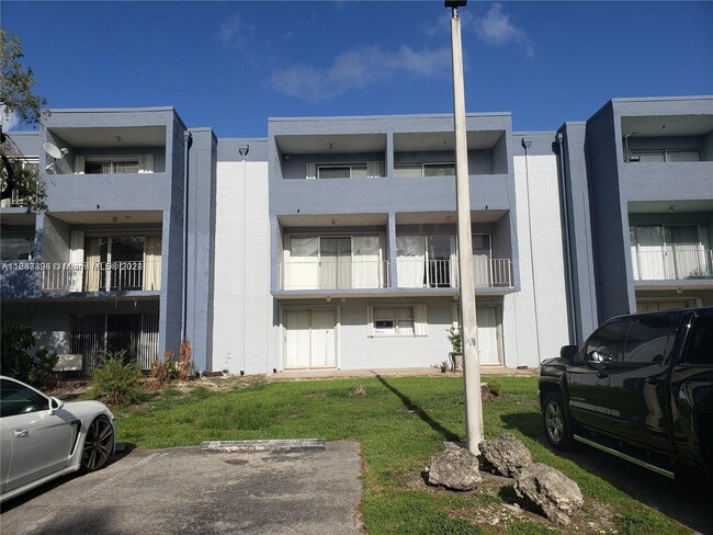 9367 Fontainebleau Blvd in Miami, FL - Foto de edificio - Building Photo